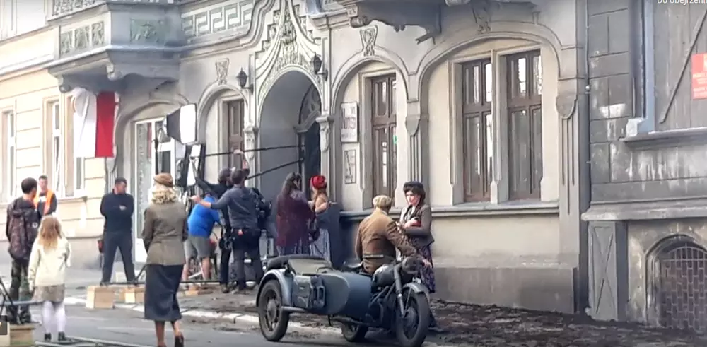 Powstaje drugi sezon hitowego serialu obyczajowego TVP "Stulecie Winnych". Filmowcy zawitali przy jego realizacji także na Śląsk. Warszawę czasów okupacji "grają" Chorzów i Gliwice. Wczoraj plan zdjęciowy ulokowano przy ulicy Sobieskiego.