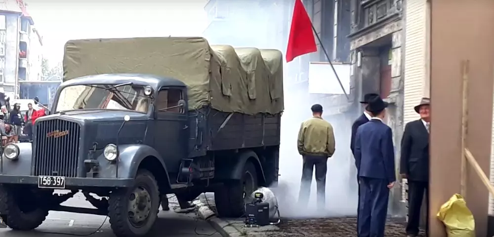 Powstaje drugi sezon hitowego serialu obyczajowego TVP "Stulecie Winnych". Filmowcy zawitali przy jego realizacji także na Śląsk. Warszawę czasów okupacji "grają" Chorzów i Gliwice. Wczoraj plan zdjęciowy ulokowano przy ulicy Sobieskiego.