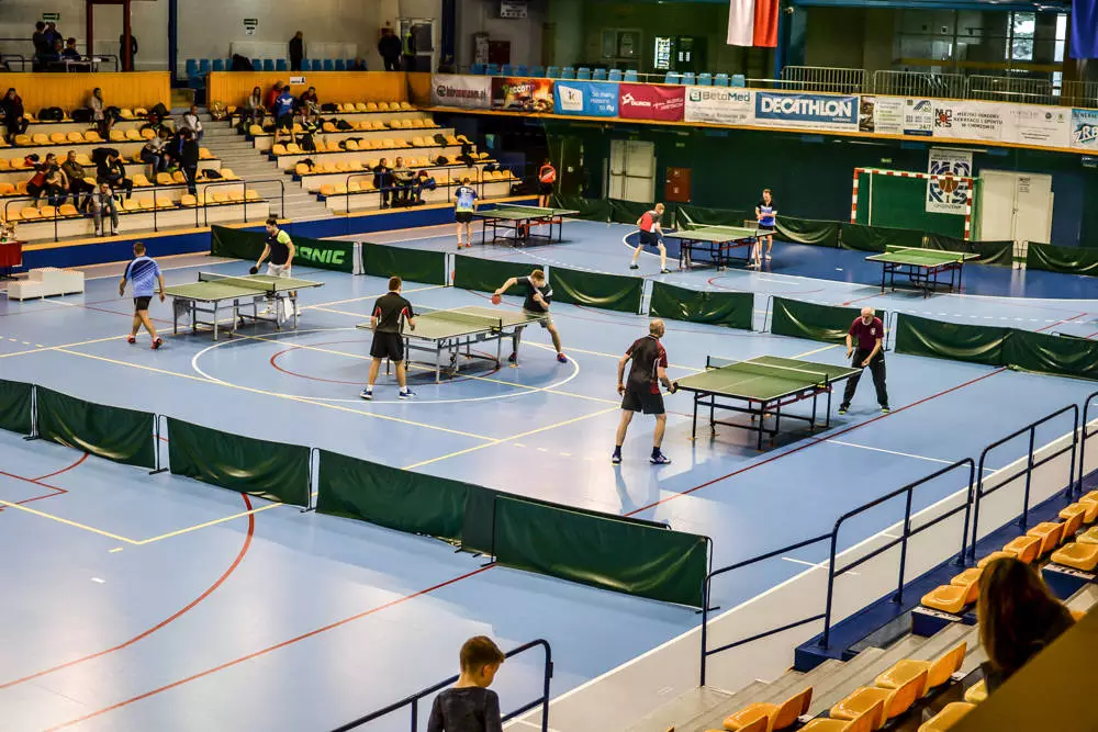 Jak co roku w hali MORiS zebrali się miłośnicy tenisa stołowego. W tegorocznych turnieju w szranki stanęło kilkadziesiąt osób.