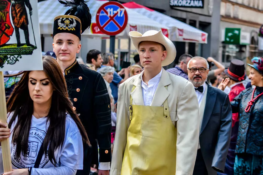 Trwają obchodu Święta Miasta, Chorzów/Królewska Huta obchodzą 150 rocznicę nadania praw miejskich. Dziś ulicą Wolności przeszła wielka parada!