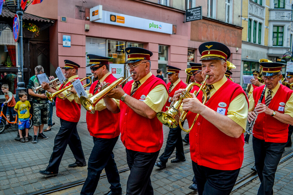 Trwają obchodu Święta Miasta, Chorzów/Królewska Huta obchodzą 150 rocznicę nadania praw miejskich. Dziś ulicą Wolności przeszła wielka parada!