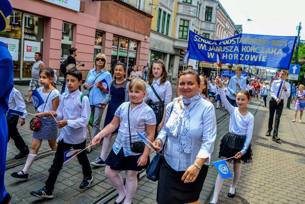 Trwają obchodu Święta Miasta, Chorzów/Królewska Huta obchodzą 150 rocznicę nadania praw miejskich. Dziś ulicą Wolności przeszła wielka parada!