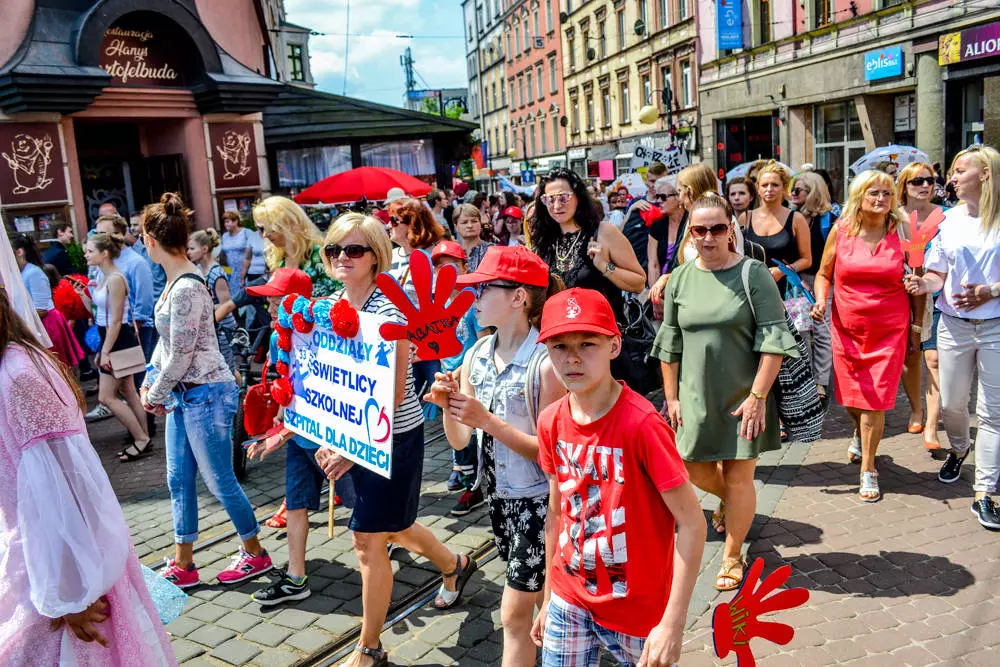 Trwają obchodu Święta Miasta, Chorzów/Królewska Huta obchodzą 150 rocznicę nadania praw miejskich. Dziś ulicą Wolności przeszła wielka parada!