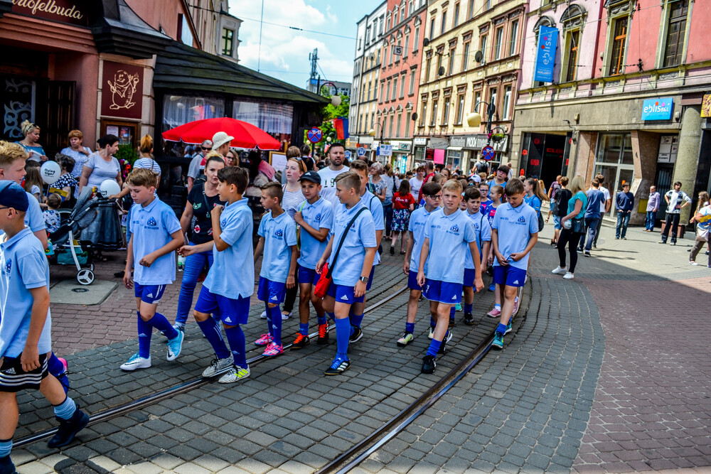 Trwają obchodu Święta Miasta, Chorzów/Królewska Huta obchodzą 150 rocznicę nadania praw miejskich. Dziś ulicą Wolności przeszła wielka parada!