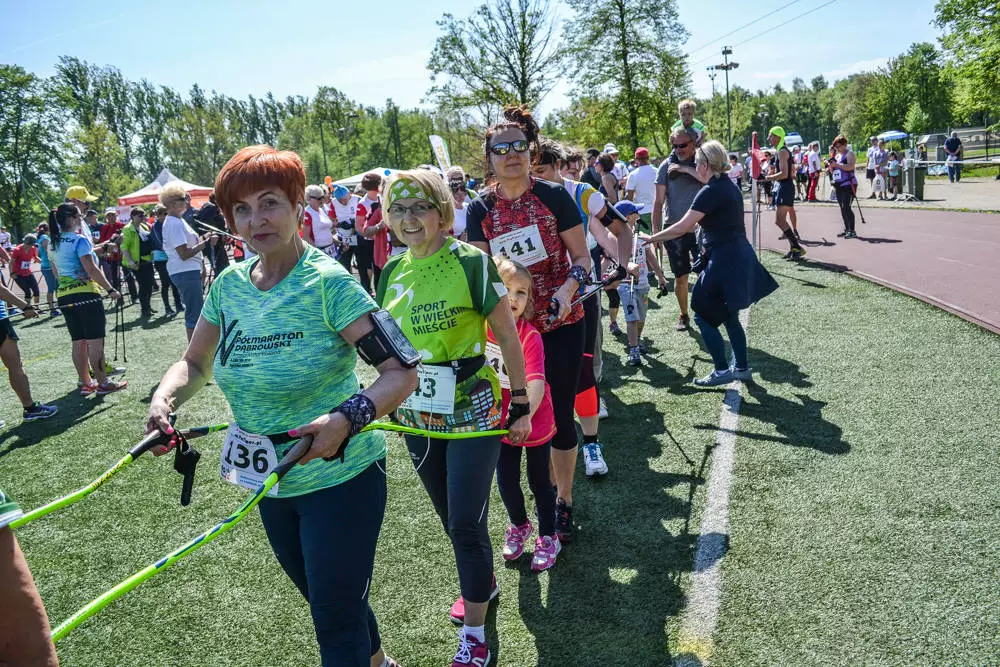 Kilkaset osób pojawiło się dziś przy Stadionie Śląskim, aby wspólnie wziąć udział w ogólnopolskiej imprezie promującej nordic walking.
