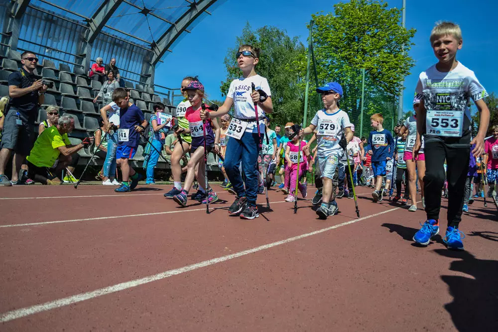 Kilkaset osób pojawiło się dziś przy Stadionie Śląskim, aby wspólnie wziąć udział w ogólnopolskiej imprezie promującej nordic walking.