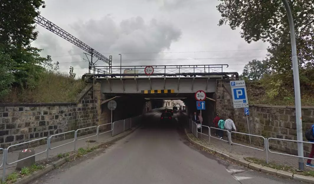 Ulica Sienkiewicza zamknięta od soboty. Powód? Likwidacja wiaduktu kolejowego/fot. Google Street View