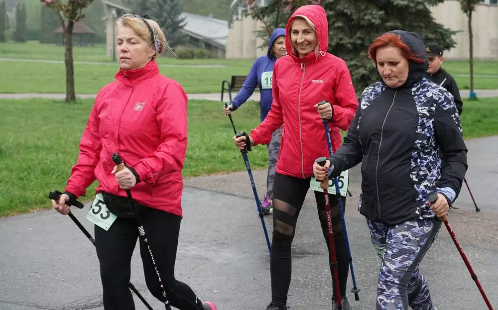 Chorzów: deszcz niestraszny zawodnikom Ogólnopolskiego Marszu Nordic Walking w Parku Śląskim
