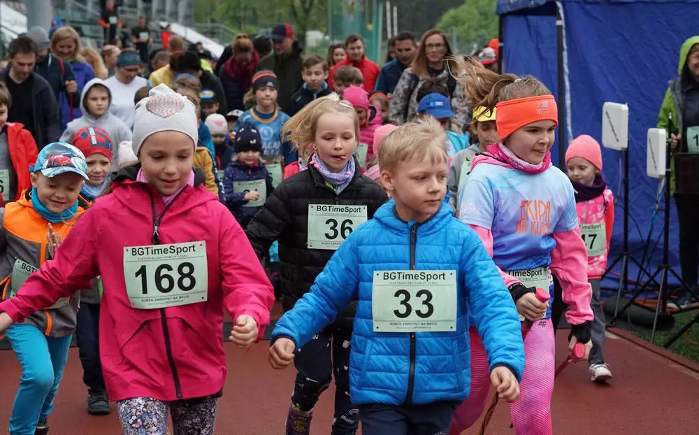 Ponad 400 osób wzięło udział w szóstej edycji Ogólnopolskiego Marszu Nordic Walking. Start i metę utworzono na boisku treningowym Stadionu Śląskiego, a zawodnicy pokonali dystanse 5 i 10 km. Odbył się również bieg malucha.