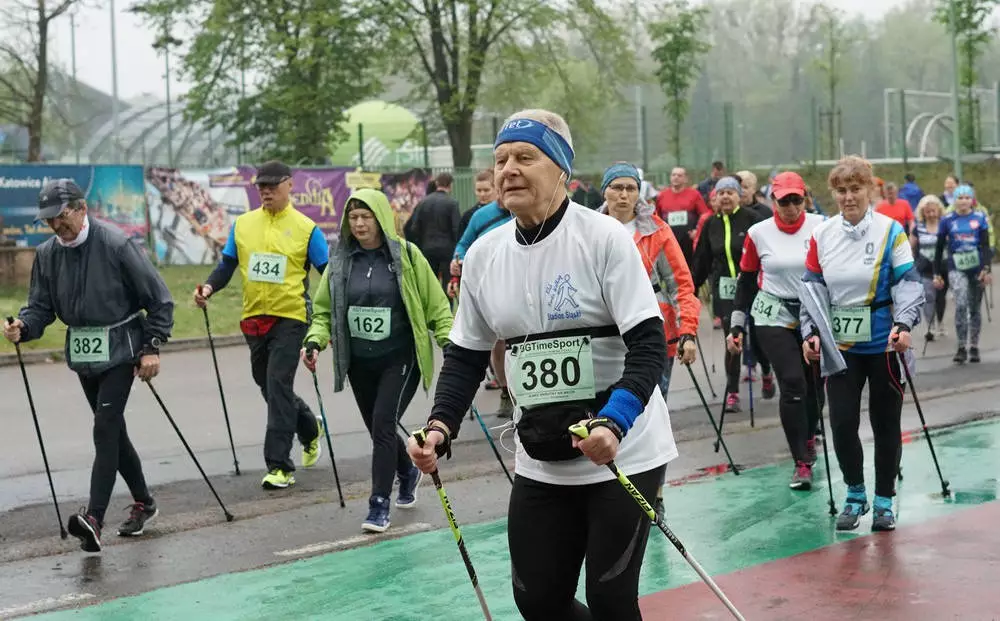Ponad 400 osób wzięło udział w szóstej edycji Ogólnopolskiego Marszu Nordic Walking. Start i metę utworzono na boisku treningowym Stadionu Śląskiego, a zawodnicy pokonali dystanse 5 i 10 km. Odbył się również bieg malucha.