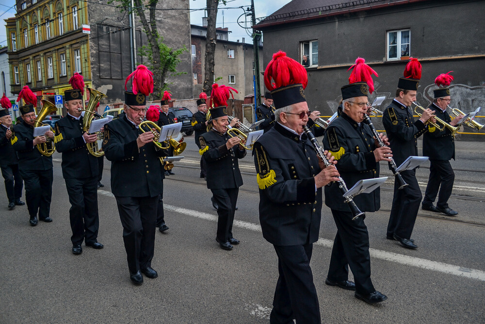Maszerującym towarzyszyszła orkiestra dęta.