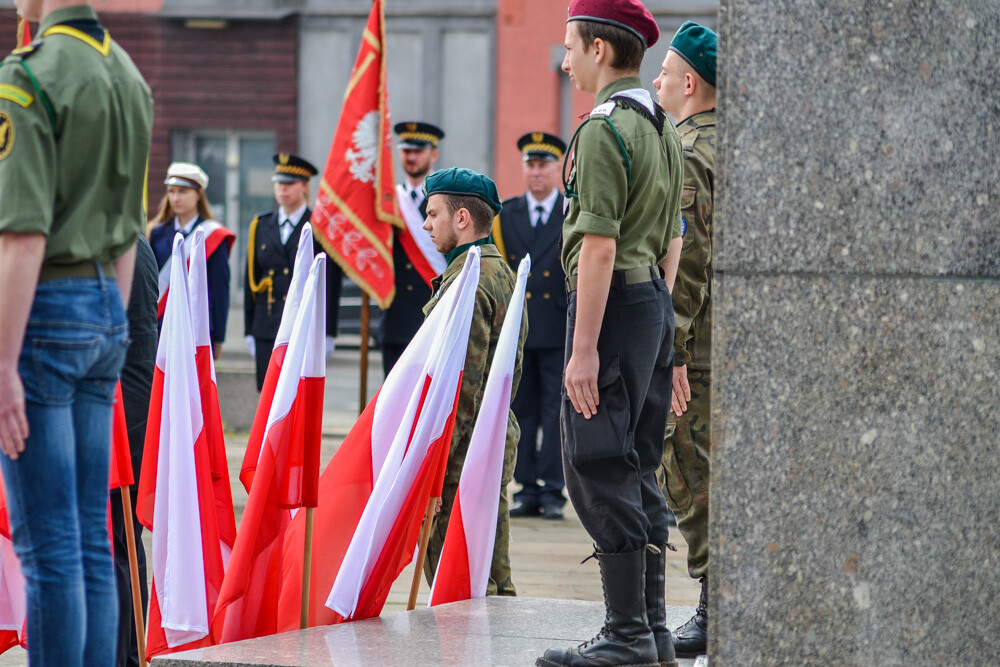 Po uroczystej mszy w kościele pod wezwaniem Św. Barbary ponad sto osób w asyście służb mundurowych i orkiestry przemaszerowało na plac Powstańców Śląskich. Podniesiono flagę, odegrano hymn, złożono kwiaty  uczczono kolejną rocznicę uchwalenia Konstytucji 3 Maja.