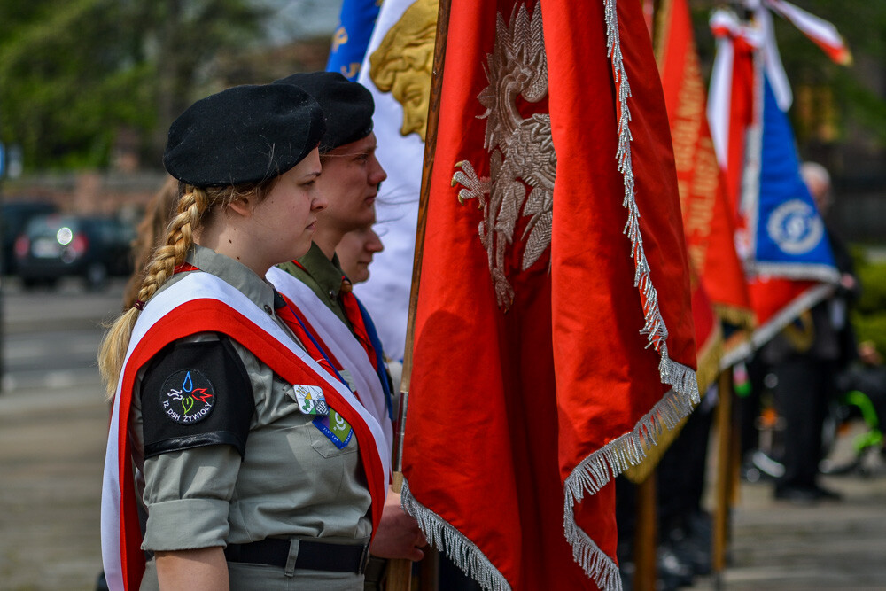 Po uroczystej mszy w kościele pod wezwaniem Św. Barbary ponad sto osób w asyście służb mundurowych i orkiestry przemaszerowało na plac Powstańców Śląskich. Podniesiono flagę, odegrano hymn, złożono kwiaty  uczczono kolejną rocznicę uchwalenia Konstytucji 3 Maja.