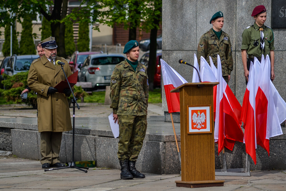 Po uroczystej mszy w kościele pod wezwaniem Św. Barbary ponad sto osób w asyście służb mundurowych i orkiestry przemaszerowało na plac Powstańców Śląskich. Podniesiono flagę, odegrano hymn, złożono kwiaty  uczczono kolejną rocznicę uchwalenia Konstytucji 3 Maja.