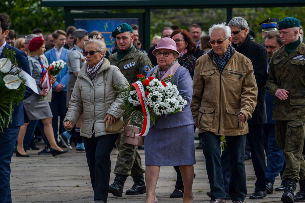 Po uroczystej mszy w kościele pod wezwaniem Św. Barbary ponad sto osób w asyście służb mundurowych i orkiestry przemaszerowało na plac Powstańców Śląskich. Podniesiono flagę, odegrano hymn, złożono kwiaty  uczczono kolejną rocznicę uchwalenia Konstytucji 3 Maja.