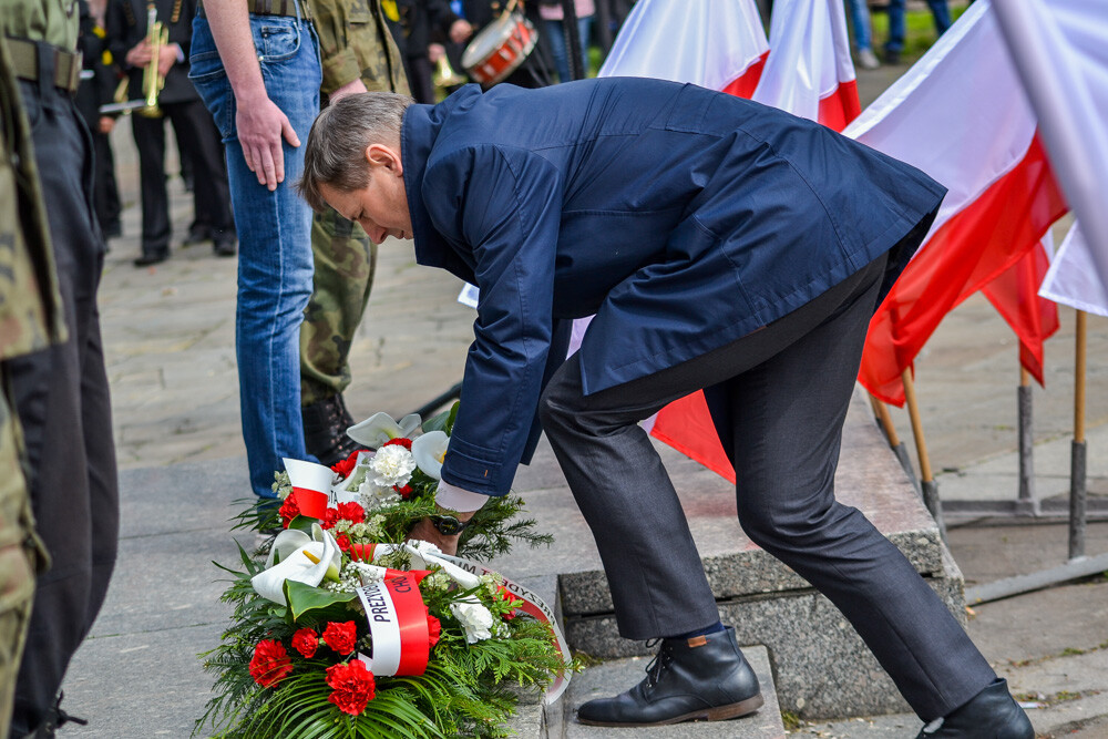 Po uroczystej mszy w kościele pod wezwaniem Św. Barbary ponad sto osób w asyście służb mundurowych i orkiestry przemaszerowało na plac Powstańców Śląskich. Podniesiono flagę, odegrano hymn, złożono kwiaty  uczczono kolejną rocznicę uchwalenia Konstytucji 3 Maja.