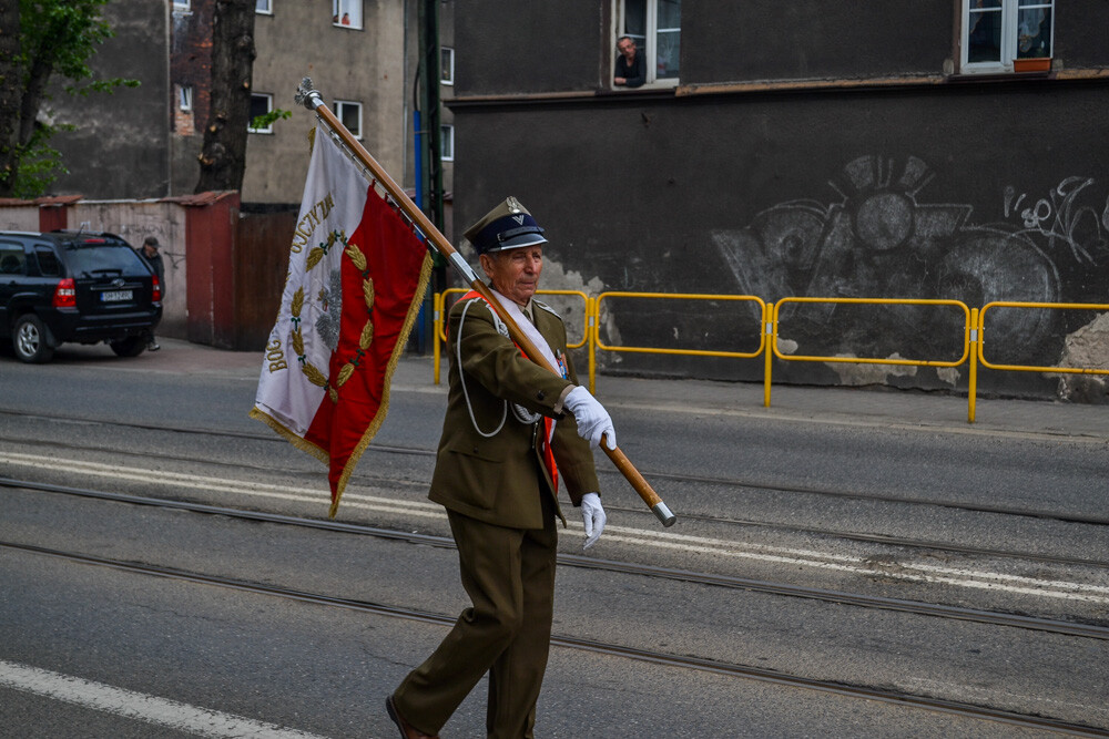Po uroczystej mszy w kościele pod wezwaniem Św. Barbary ponad sto osób w asyście służb mundurowych i orkiestry przemaszerowało na plac Powstańców Śląskich. Podniesiono flagę, odegrano hymn, złożono kwiaty  uczczono kolejną rocznicę uchwalenia Konstytucji 3 Maja.