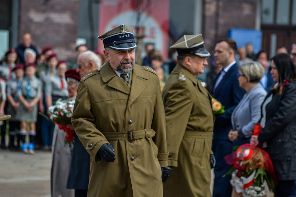 Po uroczystej mszy w kościele pod wezwaniem Św. Barbary ponad sto osób w asyście służb mundurowych i orkiestry przemaszerowało na plac Powstańców Śląskich. Podniesiono flagę, odegrano hymn, złożono kwiaty  uczczono kolejną rocznicę uchwalenia Konstytucji 3 Maja.