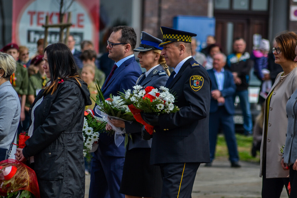 Po uroczystej mszy w kościele pod wezwaniem Św. Barbary ponad sto osób w asyście służb mundurowych i orkiestry przemaszerowało na plac Powstańców Śląskich. Podniesiono flagę, odegrano hymn, złożono kwiaty  uczczono kolejną rocznicę uchwalenia Konstytucji 3 Maja.