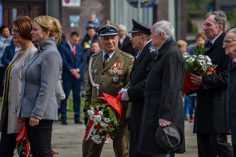 Po uroczystej mszy w kościele pod wezwaniem Św. Barbary ponad sto osób w asyście służb mundurowych i orkiestry przemaszerowało na plac Powstańców Śląskich. Podniesiono flagę, odegrano hymn, złożono kwiaty  uczczono kolejną rocznicę uchwalenia Konstytucji 3 Maja.