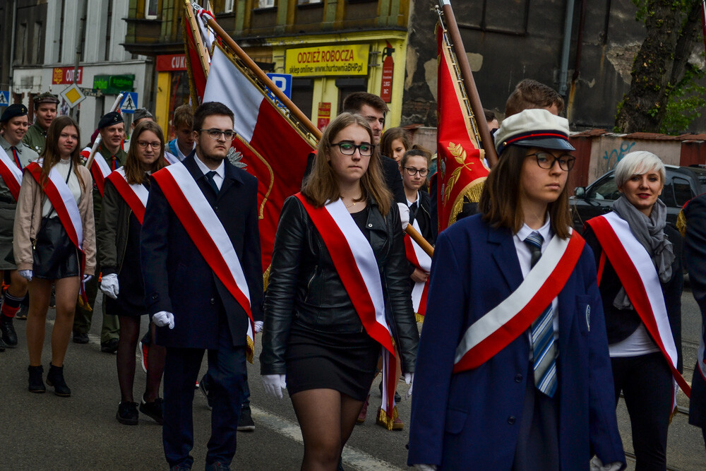 Po uroczystej mszy w kościele pod wezwaniem Św. Barbary ponad sto osób w asyście służb mundurowych i orkiestry przemaszerowało na plac Powstańców Śląskich. Podniesiono flagę, odegrano hymn, złożono kwiaty  uczczono kolejną rocznicę uchwalenia Konstytucji 3 Maja.