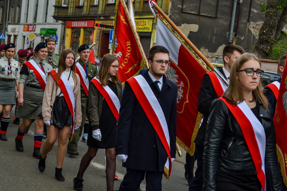 Po uroczystej mszy w kościele pod wezwaniem Św. Barbary ponad sto osób w asyście służb mundurowych i orkiestry przemaszerowało na plac Powstańców Śląskich. Podniesiono flagę, odegrano hymn, złożono kwiaty  uczczono kolejną rocznicę uchwalenia Konstytucji 3 Maja.