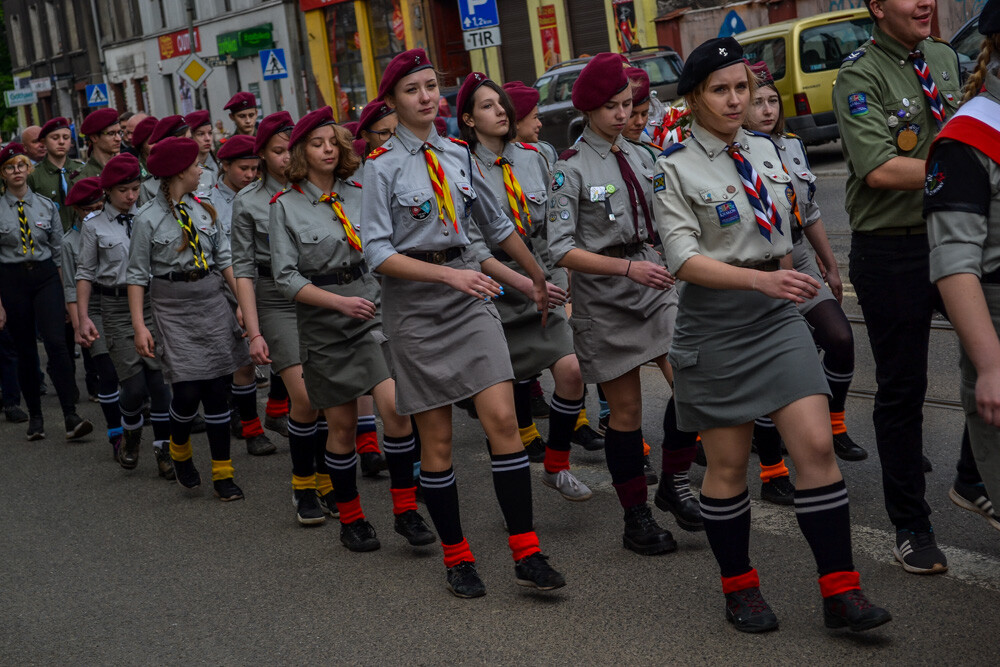 Po uroczystej mszy w kościele pod wezwaniem Św. Barbary ponad sto osób w asyście służb mundurowych i orkiestry przemaszerowało na plac Powstańców Śląskich. Podniesiono flagę, odegrano hymn, złożono kwiaty  uczczono kolejną rocznicę uchwalenia Konstytucji 3 Maja.