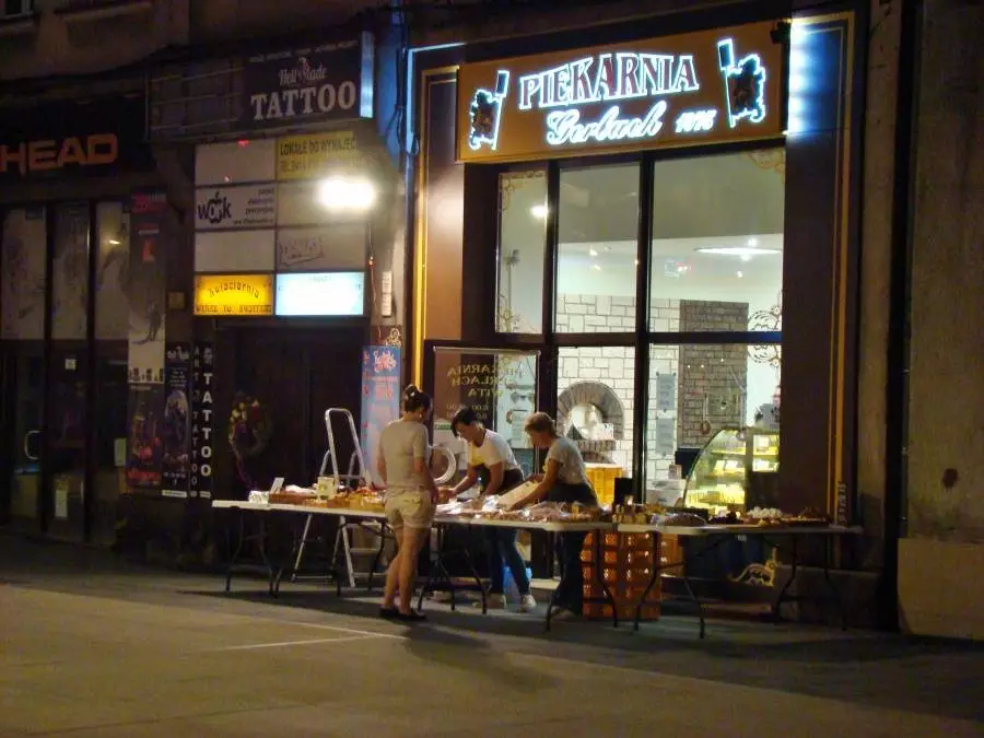 Wyjątkowe zakupy i ciekawa rozrywka - pierwszy Nocny Market na Rynku w Chorzowie już za nami. Do północy można było spróbować wyjątkowych potraw i napojów oraz kupić unikatowe przedmioty. Chętnych nie brakowało, a czasu umilała im także muzyka.