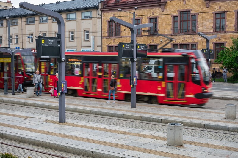 Więcej elektronicznych tablic ZTM do użytku pasażerów. Kilka stanęło w Chorzowie