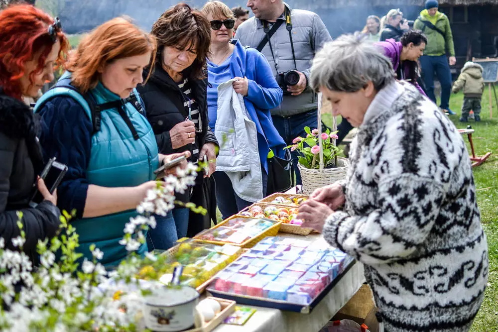 W chorzowskim Skansenie odbywa się coroczna impreza - Wielkanoc na Śląsku. Setki osób wybrało się na spacer po malowniczych ścieżkach Parku Etnograficznego, aby spróbować wielkanocnych specjałów, posłuchać opowieści o dawnych tradycjach i przyjemnie spędzić czas. My także tam byliśmy!