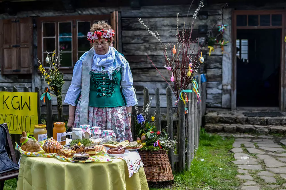 W chorzowskim Skansenie odbywa się coroczna impreza - Wielkanoc na Śląsku. Setki osób wybrało się na spacer po malowniczych ścieżkach Parku Etnograficznego, aby spróbować wielkanocnych specjałów, posłuchać opowieści o dawnych tradycjach i przyjemnie spędzić czas. My także tam byliśmy!