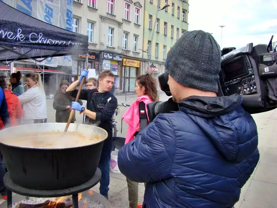 Wielkie gotowanie &#380;uru na Rynku w Chorzowie. Rozdano tysi&#261;c porcji! [ZDJ&#280;CIA]