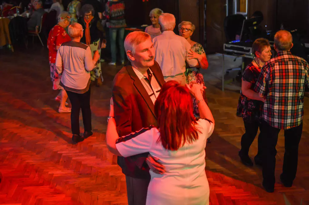 Tańce, hulanki, na spokojnie i z przytupem. Chorzowscy seniorzy tłumnie pojawili się na wiosennej edycji dancingu. Mamy zdjęcia!