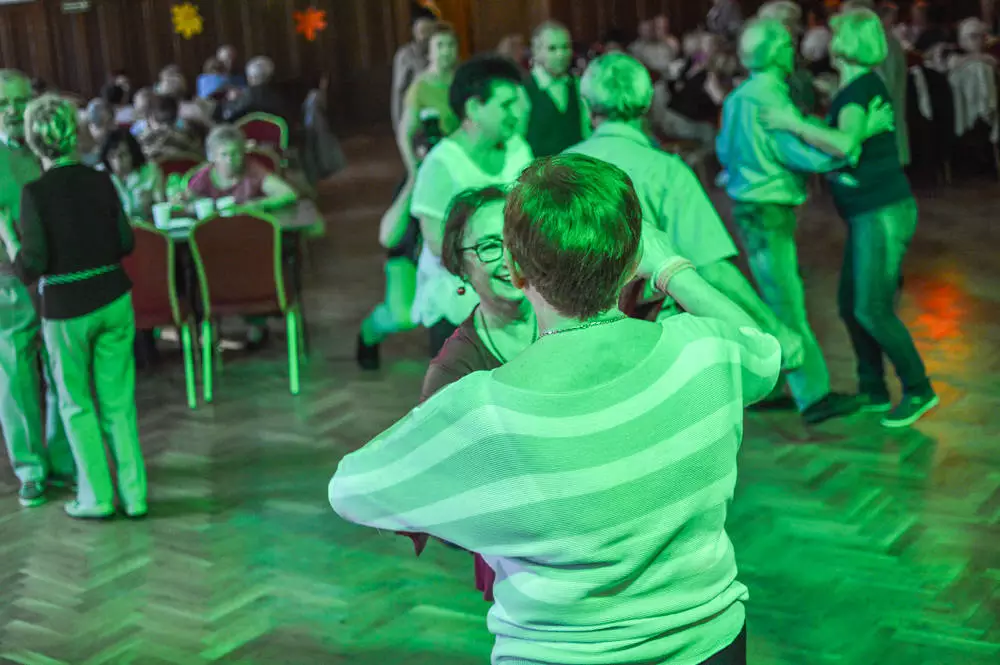 Tańce, hulanki, na spokojnie i z przytupem. Chorzowscy seniorzy tłumnie pojawili się na wiosennej edycji dancingu. Mamy zdjęcia!