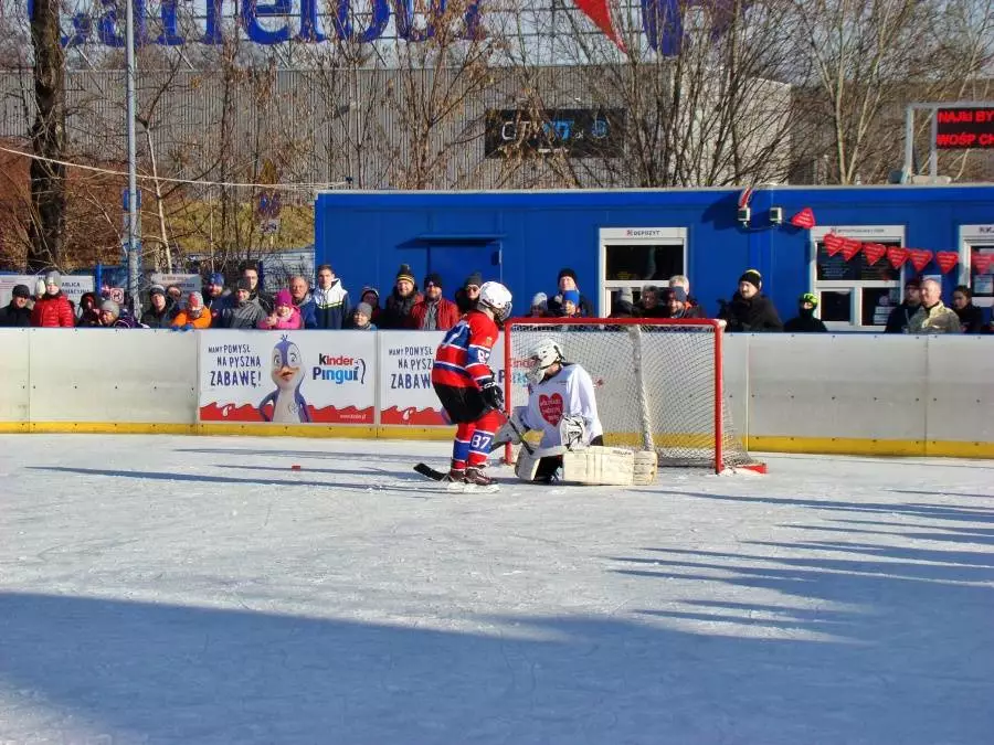 Drużyna Wielkich Serc kontra NAJki Polonia Bytom – w Chorzowie Wielka Orkiestra Świątecznej Pomocy zagrała na lodzie. Hokejowy mecz zakończył się remisem, ale... wygrali wszyscy.