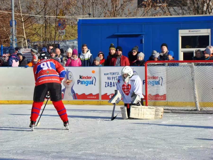 Drużyna Wielkich Serc kontra NAJki Polonia Bytom – w Chorzowie Wielka Orkiestra Świątecznej Pomocy zagrała na lodzie. Hokejowy mecz zakończył się remisem, ale... wygrali wszyscy.