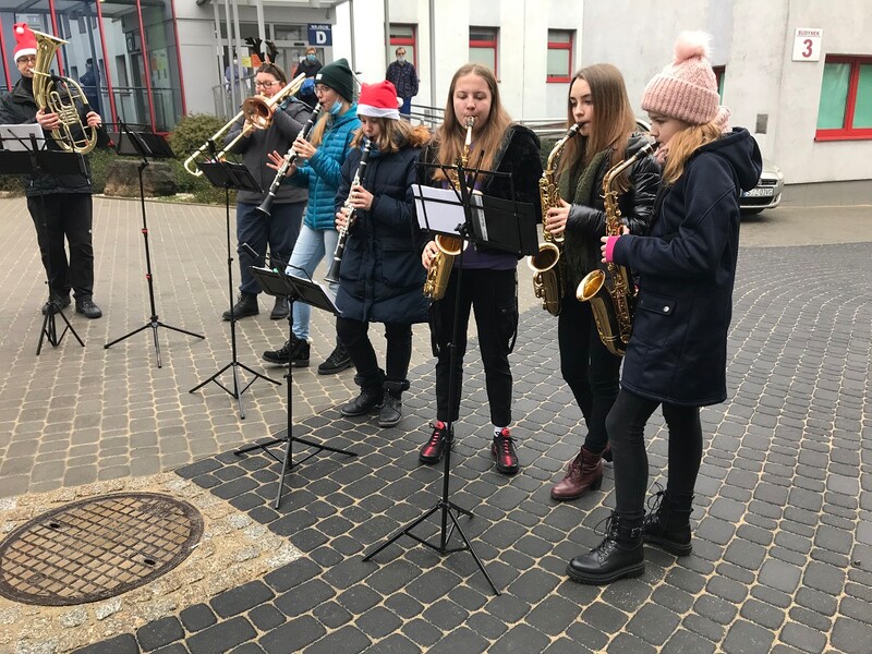 Wyjątkowy koncert kolęd pod szpitalem w Chorzowie!