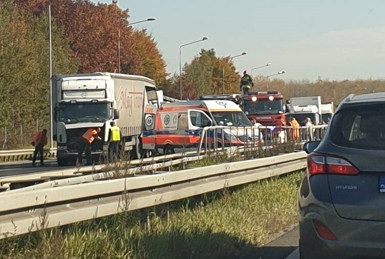 Między Chorzowem a Rudą Śląską, na autostradzie A4, doszło do groźnego wypadku. Zderzyły się dwa TIR-y. Występują duże utrudnienia w ruchu.