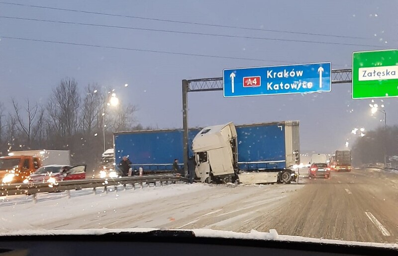 Wypadek tira na A4 w Chorzowie. Występują utrudnienia w ruchu!