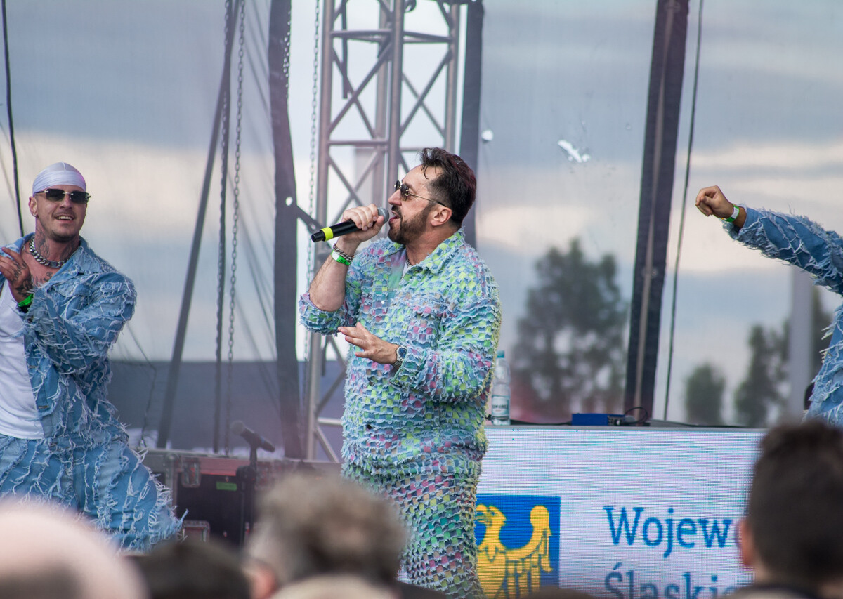 Kilka tysięcy osób pojawiło się pod sceną rozstawioną przed Stadionem Śląskim. Zagrali Zenon Martyniuk i Akcent, Boys, Skolim, Spontan oraz Menelaos. Działo się!