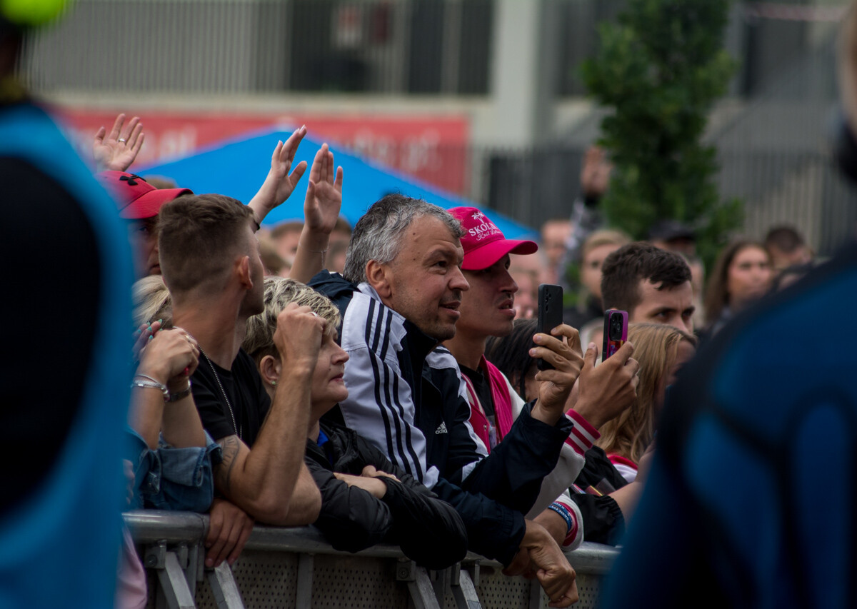 Kilka tysięcy osób pojawiło się pod sceną rozstawioną przed Stadionem Śląskim. Zagrali Zenon Martyniuk i Akcent, Boys, Skolim, Spontan oraz Menelaos. Działo się!
