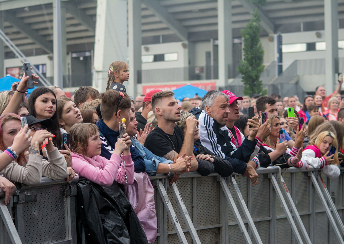 Kilka tysięcy osób pojawiło się pod sceną rozstawioną przed Stadionem Śląskim. Zagrali Zenon Martyniuk i Akcent, Boys, Skolim, Spontan oraz Menelaos. Działo się!