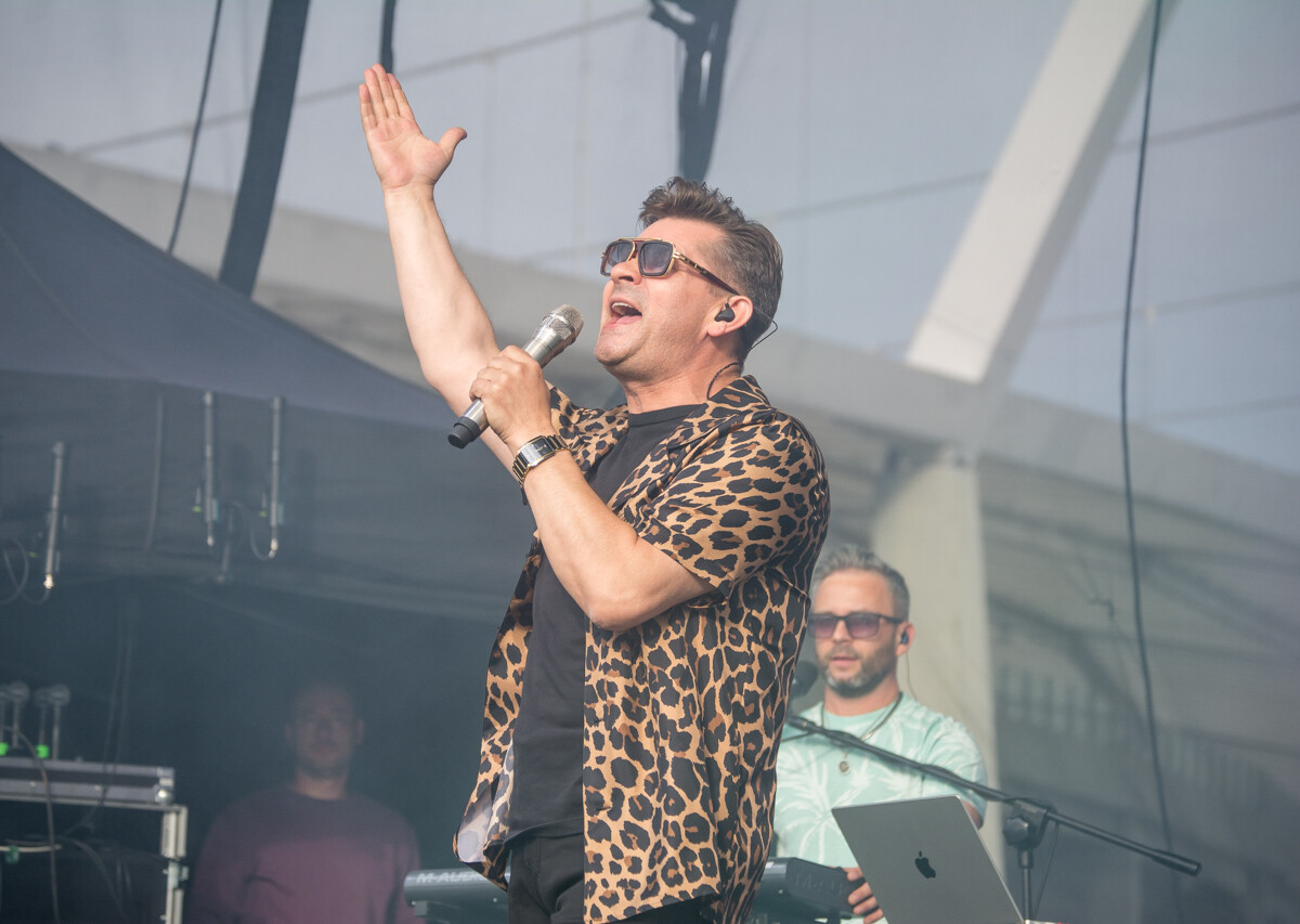 Kilka tysięcy osób pojawiło się pod sceną rozstawioną przed Stadionem Śląskim. Zagrali Zenon Martyniuk i Akcent, Boys, Skolim, Spontan oraz Menelaos. Działo się!
