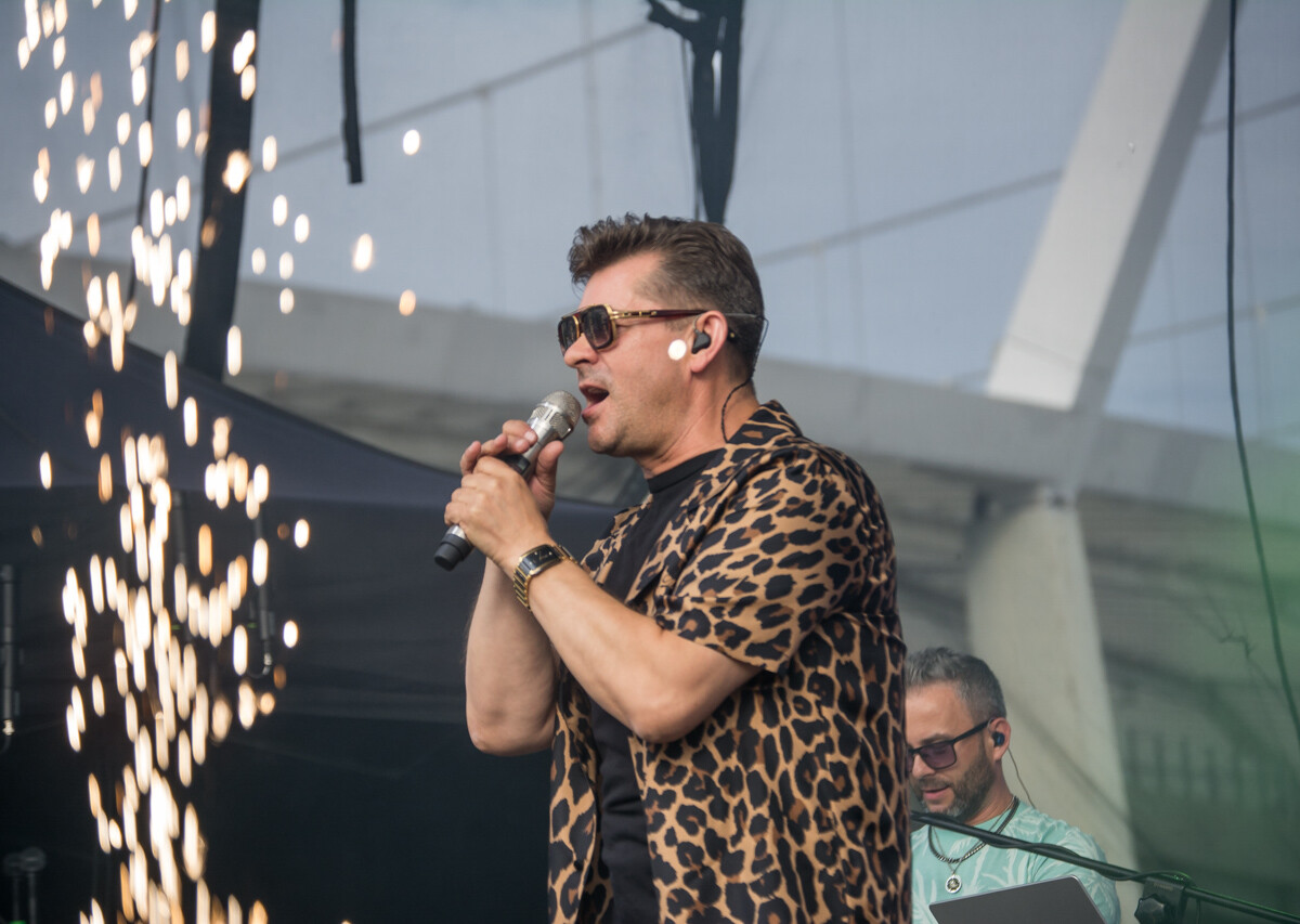 Kilka tysięcy osób pojawiło się pod sceną rozstawioną przed Stadionem Śląskim. Zagrali Zenon Martyniuk i Akcent, Boys, Skolim, Spontan oraz Menelaos. Działo się!