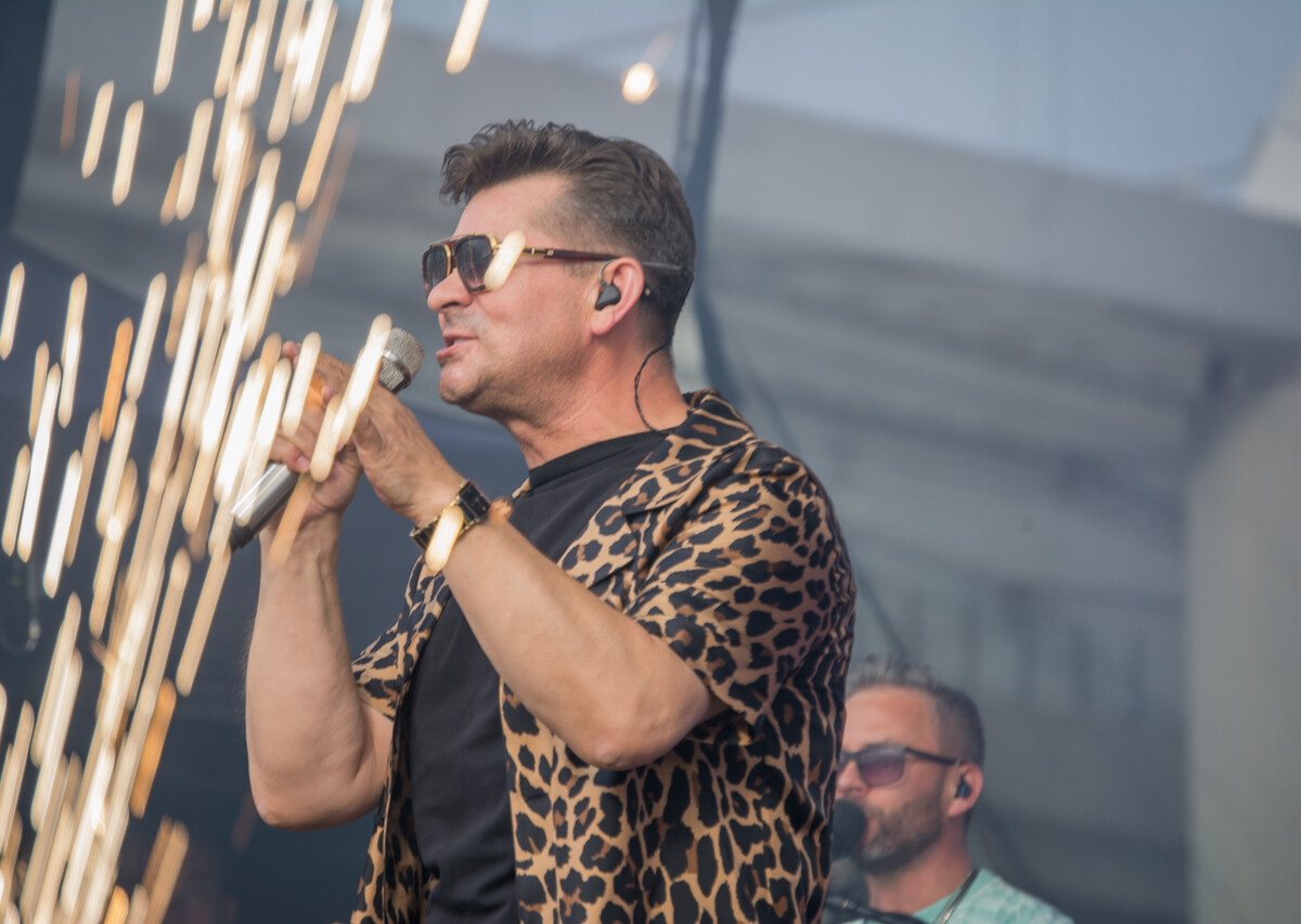 Kilka tysięcy osób pojawiło się pod sceną rozstawioną przed Stadionem Śląskim. Zagrali Zenon Martyniuk i Akcent, Boys, Skolim, Spontan oraz Menelaos. Działo się!