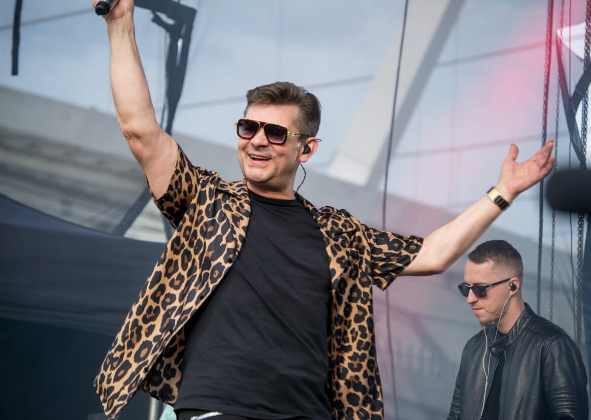 Kilka tysięcy osób pojawiło się pod sceną rozstawioną przed Stadionem Śląskim. Zagrali Zenon Martyniuk i Akcent, Boys, Skolim, Spontan oraz Menelaos. Działo się!