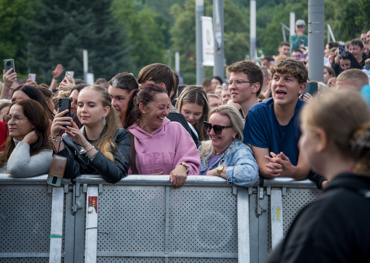 Kilka tysięcy osób pojawiło się pod sceną rozstawioną przed Stadionem Śląskim. Zagrali Zenon Martyniuk i Akcent, Boys, Skolim, Spontan oraz Menelaos. Działo się!