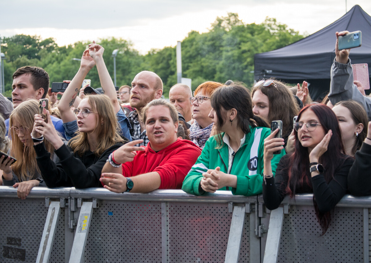 Kilka tysięcy osób pojawiło się pod sceną rozstawioną przed Stadionem Śląskim. Zagrali Zenon Martyniuk i Akcent, Boys, Skolim, Spontan oraz Menelaos. Działo się!