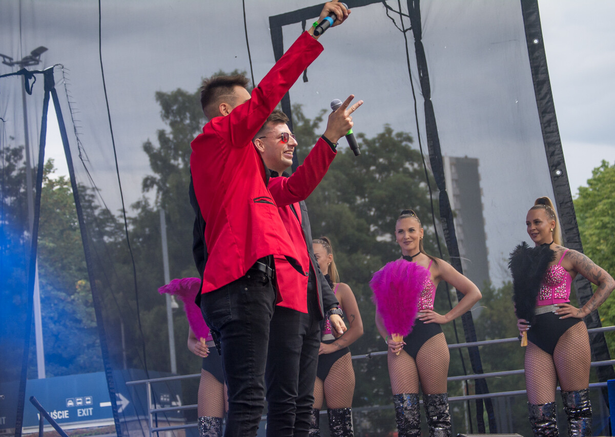 Kilka tysięcy osób pojawiło się pod sceną rozstawioną przed Stadionem Śląskim. Zagrali Zenon Martyniuk i Akcent, Boys, Skolim, Spontan oraz Menelaos. Działo się!