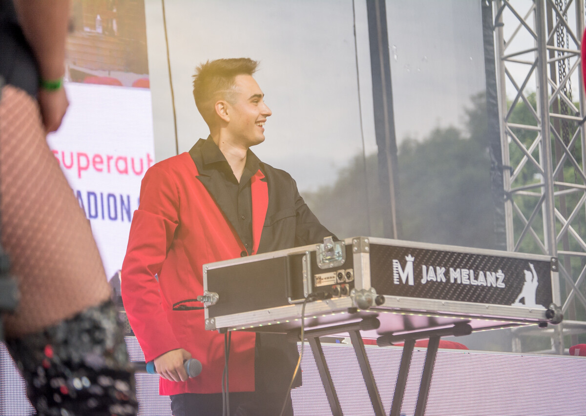 Kilka tysięcy osób pojawiło się pod sceną rozstawioną przed Stadionem Śląskim. Zagrali Zenon Martyniuk i Akcent, Boys, Skolim, Spontan oraz Menelaos. Działo się!
